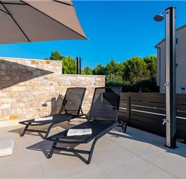 4 Bedroom Villa with Pool near Vodice town, Sibenik Riviera, sleeps 8